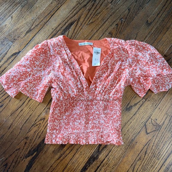NWT! Abercrombie Flutter Sleeve Smocked Waist Top - Picture 2 of 3
